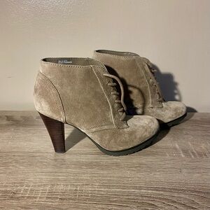 White Mountain Lace Up Ankle Boots size 6